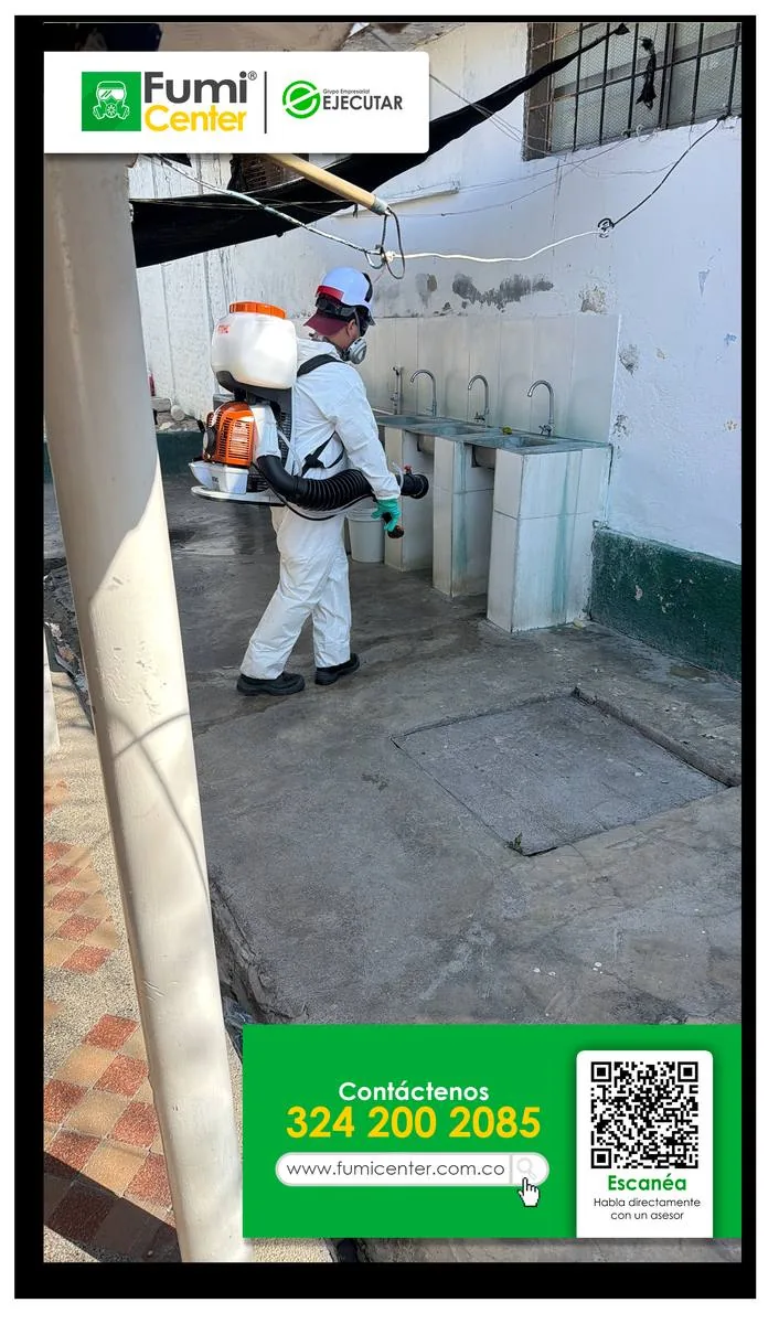 Técnico de FumiCenter con equipo de espalda aplicando en un patio interior