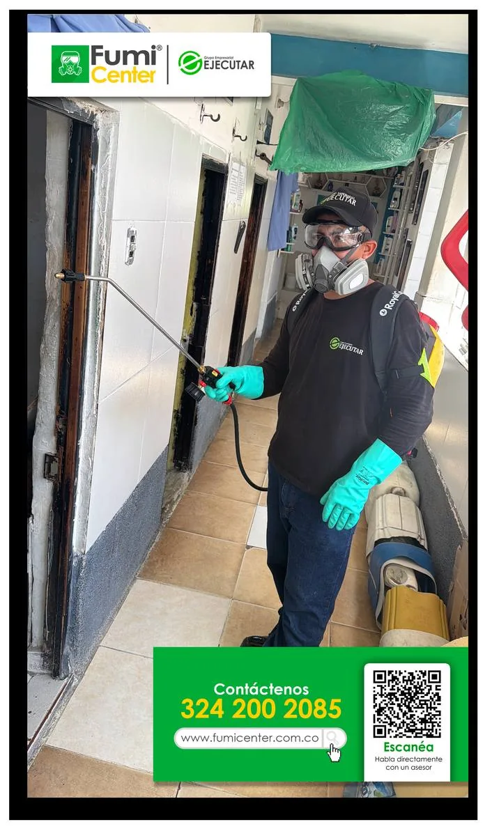 Técnico de FumiCenter aplicando en el marco de una puerta