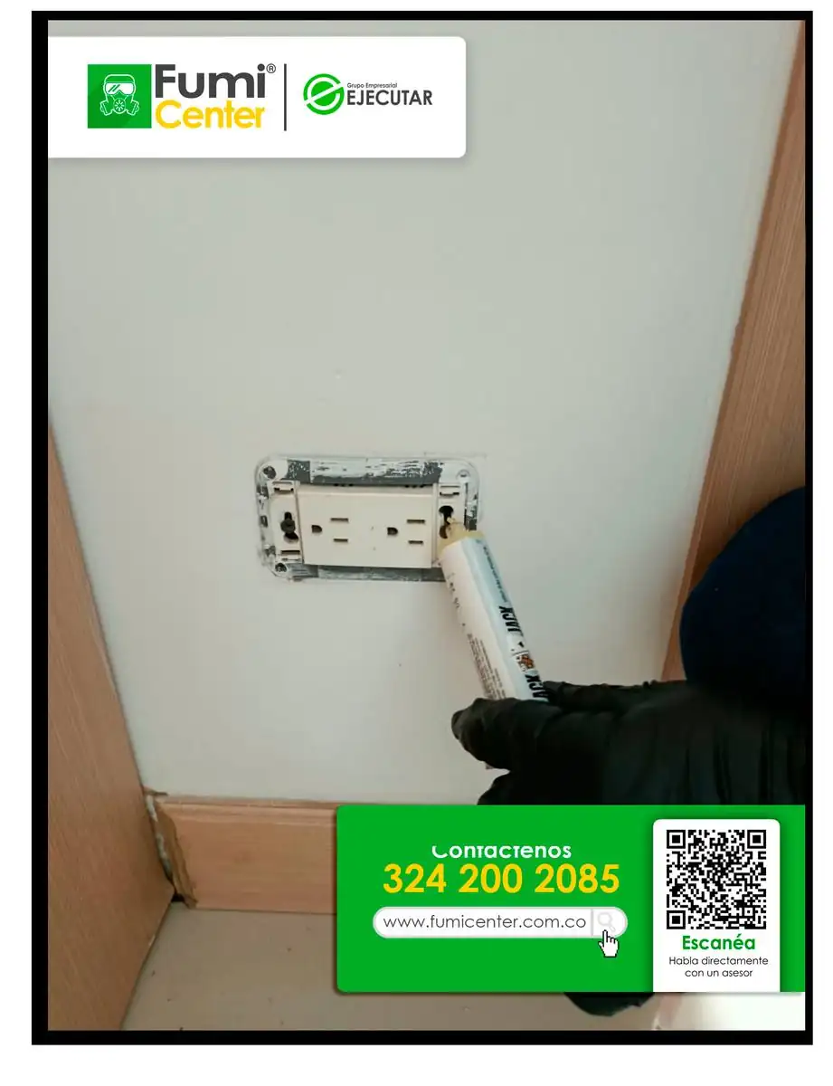 Aplicación focalizada de FumiCenter junto a una toma eléctrica